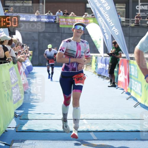 10.08.2025 - GEWOBA Citytriathlon Bremen H.Heesch http://msf.ph/oto/8553697 10.08.2025 14:01:54 Ziel 680, 889, 907, 951 meine-sportfotos.de