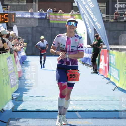 10.08.2025 - GEWOBA Citytriathlon Bremen H.Heesch http://msf.ph/oto/8553700 10.08.2025 14:01:54 Ziel 680, 889, 907, 951 meine-sportfotos.de