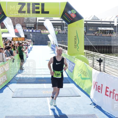 10.08.2025 - GEWOBA Citytriathlon Bremen H.Heesch http://msf.ph/oto/8553703 10.08.2025 15:15:13 Ziel 186, 254 meine-sportfotos.de