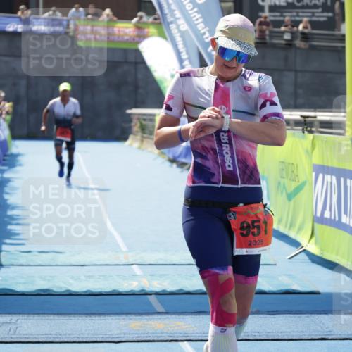 10.08.2025 - GEWOBA Citytriathlon Bremen H.Heesch http://msf.ph/oto/8553707 10.08.2025 14:01:55 Ziel 680, 889, 907, 951 meine-sportfotos.de