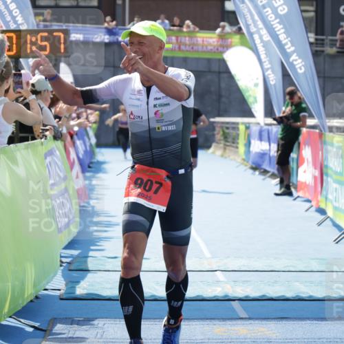 10.08.2025 - GEWOBA Citytriathlon Bremen H.Heesch http://msf.ph/oto/8553720 10.08.2025 14:02:00 Ziel 661, 680, 907, 951 meine-sportfotos.de