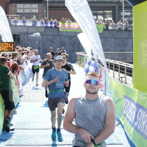 10.08.2025 - GEWOBA Citytriathlon Bremen H.Heesch http://msf.ph/oto/8553739 10.08.2025 15:15:28 Ziel 46, 64, 68, 136, 217, 229 meine-sportfotos.de