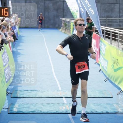 10.08.2025 - GEWOBA Citytriathlon Bremen H.Heesch http://msf.ph/oto/8553794 10.08.2025 14:02:19 Ziel 800 meine-sportfotos.de