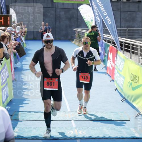10.08.2025 - GEWOBA Citytriathlon Bremen H.Heesch http://msf.ph/oto/8553827 10.08.2025 14:02:45 Ziel 710, 801 meine-sportfotos.de