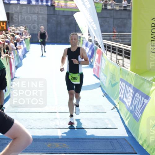 10.08.2025 - GEWOBA Citytriathlon Bremen H.Heesch http://msf.ph/oto/8553832 10.08.2025 15:15:58 Ziel 74, 290 meine-sportfotos.de