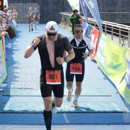 10.08.2025 - GEWOBA Citytriathlon Bremen H.Heesch http://msf.ph/oto/8553833 10.08.2025 14:02:45 Ziel 710, 801 meine-sportfotos.de