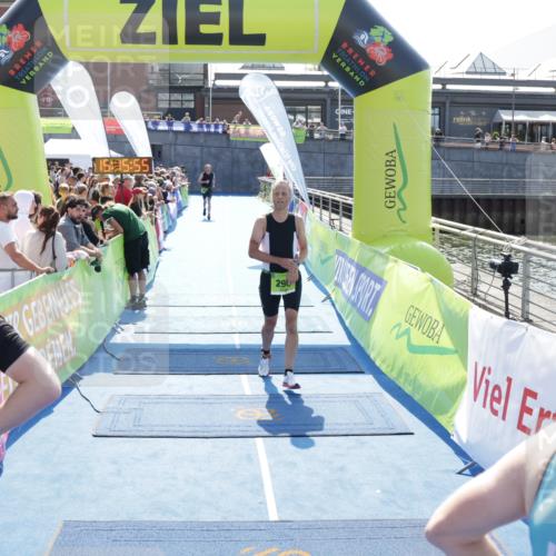 10.08.2025 - GEWOBA Citytriathlon Bremen H.Heesch http://msf.ph/oto/8553842 10.08.2025 15:15:59 Ziel 74, 290 meine-sportfotos.de