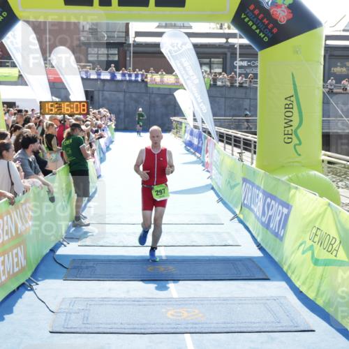 10.08.2025 - GEWOBA Citytriathlon Bremen H.Heesch http://msf.ph/oto/8553882 10.08.2025 15:16:12 Ziel 138, 297 meine-sportfotos.de