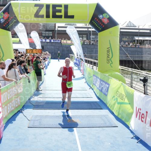 10.08.2025 - GEWOBA Citytriathlon Bremen H.Heesch http://msf.ph/oto/8553890 10.08.2025 15:16:12 Ziel 138, 297 meine-sportfotos.de