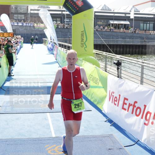 10.08.2025 - GEWOBA Citytriathlon Bremen H.Heesch http://msf.ph/oto/8553909 10.08.2025 15:16:14 Ziel 138, 297 meine-sportfotos.de
