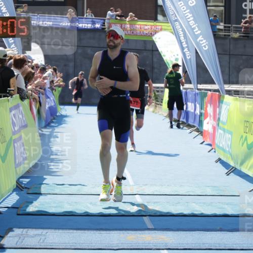 10.08.2025 - GEWOBA Citytriathlon Bremen H.Heesch http://msf.ph/oto/8553935 10.08.2025 14:04:09 Ziel 748, 871 meine-sportfotos.de