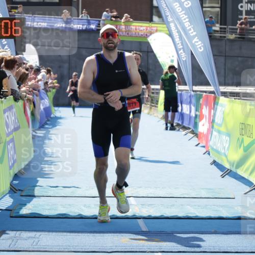 10.08.2025 - GEWOBA Citytriathlon Bremen H.Heesch http://msf.ph/oto/8553937 10.08.2025 14:04:09 Ziel 748, 871 meine-sportfotos.de