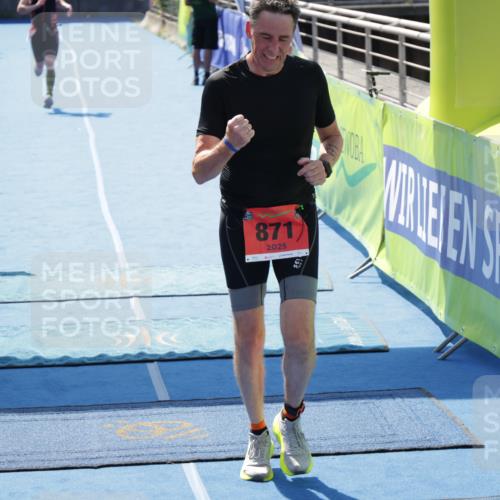 10.08.2025 - GEWOBA Citytriathlon Bremen H.Heesch http://msf.ph/oto/8553943 10.08.2025 14:04:13 Ziel 748, 871 meine-sportfotos.de