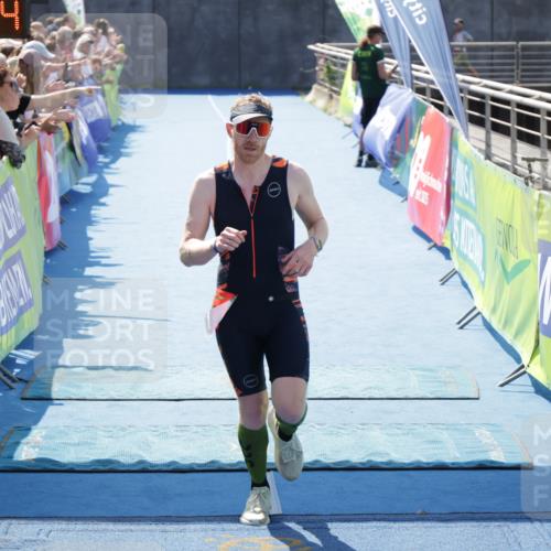 10.08.2025 - GEWOBA Citytriathlon Bremen H.Heesch http://msf.ph/oto/8553954 10.08.2025 14:04:17 Ziel 748, 793, 871 meine-sportfotos.de