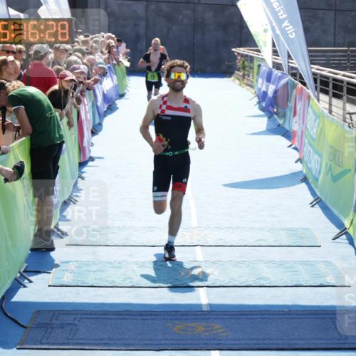 10.08.2025 - GEWOBA Citytriathlon Bremen H.Heesch http://msf.ph/oto/8553988 10.08.2025 15:16:32 Ziel 75, 93, 191, 488 meine-sportfotos.de