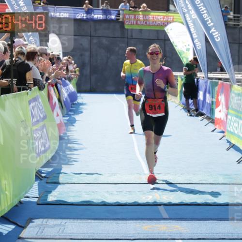 10.08.2025 - GEWOBA Citytriathlon Bremen H.Heesch http://msf.ph/oto/8553992 10.08.2025 14:04:52 Ziel 816, 856, 914 meine-sportfotos.de