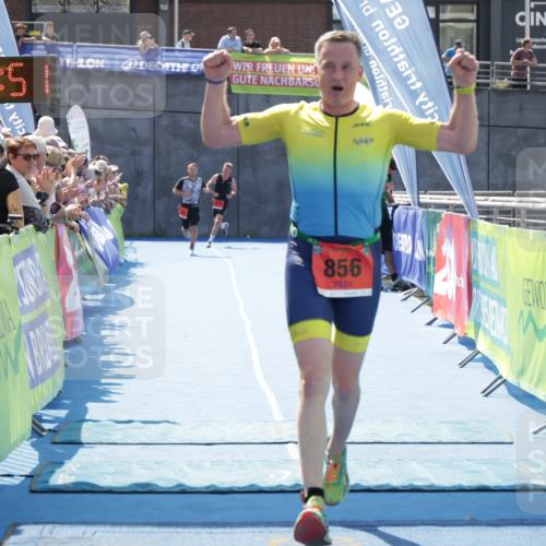 10.08.2025 - GEWOBA Citytriathlon Bremen H.Heesch http://msf.ph/oto/8554007 10.08.2025 14:04:55 Ziel 816, 856, 914 meine-sportfotos.de