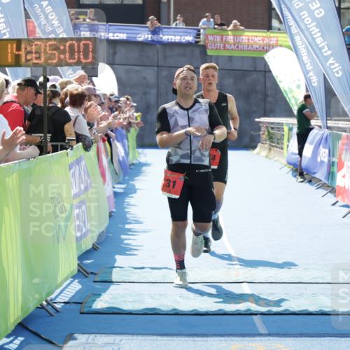 10.08.2025 - GEWOBA Citytriathlon Bremen H.Heesch http://msf.ph/oto/8554016 10.08.2025 14:05:04 Ziel 674, 731 meine-sportfotos.de