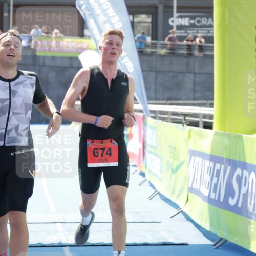10.08.2025 - GEWOBA Citytriathlon Bremen H.Heesch http://msf.ph/oto/8554022 10.08.2025 14:05:06 Ziel 674, 731 meine-sportfotos.de