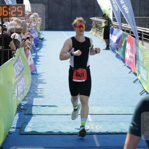 10.08.2025 - GEWOBA Citytriathlon Bremen H.Heesch http://msf.ph/oto/8554118 10.08.2025 14:06:29 Ziel 605, 640, 660 meine-sportfotos.de