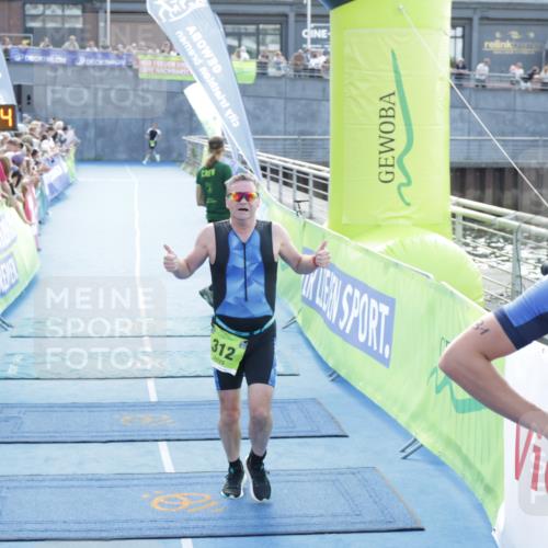 10.08.2025 - GEWOBA Citytriathlon Bremen H.Heesch http://msf.ph/oto/8554199 10.08.2025 15:17:48 Ziel 31, 312 meine-sportfotos.de