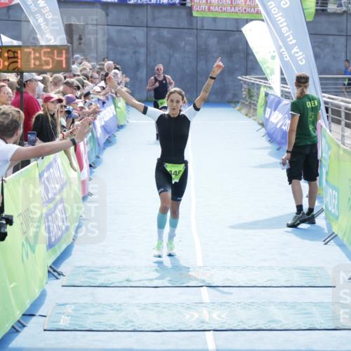 10.08.2025 - GEWOBA Citytriathlon Bremen H.Heesch http://msf.ph/oto/8554219 10.08.2025 15:17:58 Ziel 235, 446 meine-sportfotos.de