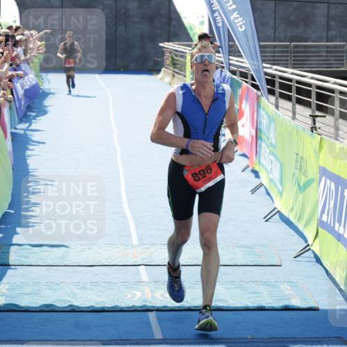 10.08.2025 - GEWOBA Citytriathlon Bremen H.Heesch http://msf.ph/oto/8554234 10.08.2025 14:07:27 Ziel 621, 898 meine-sportfotos.de