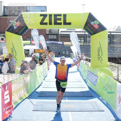 10.08.2025 - GEWOBA Citytriathlon Bremen H.Heesch http://msf.ph/oto/8554255 10.08.2025 15:49:50 Ziel 324 meine-sportfotos.de