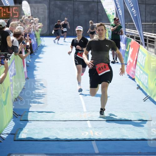 10.08.2025 - GEWOBA Citytriathlon Bremen H.Heesch http://msf.ph/oto/8554256 10.08.2025 14:07:49 Ziel 614, 919 meine-sportfotos.de