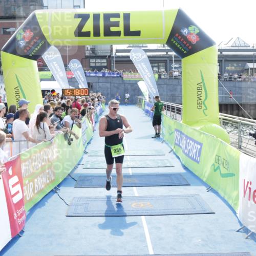 10.08.2025 - GEWOBA Citytriathlon Bremen H.Heesch http://msf.ph/oto/8554257 10.08.2025 15:18:04 Ziel 235, 446 meine-sportfotos.de