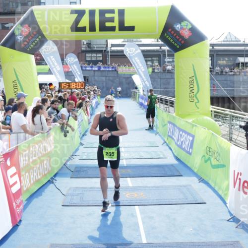 10.08.2025 - GEWOBA Citytriathlon Bremen H.Heesch http://msf.ph/oto/8554260 10.08.2025 15:18:04 Ziel 235, 446 meine-sportfotos.de