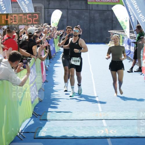 10.08.2025 - GEWOBA Citytriathlon Bremen H.Heesch http://msf.ph/oto/8554264 10.08.2025 14:07:55 Ziel 614, 919, 1028 meine-sportfotos.de