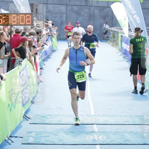 10.08.2025 - GEWOBA Citytriathlon Bremen H.Heesch http://msf.ph/oto/8554267 10.08.2025 15:18:11 Ziel 126, 225 meine-sportfotos.de