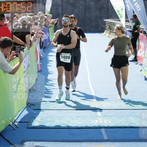 10.08.2025 - GEWOBA Citytriathlon Bremen H.Heesch http://msf.ph/oto/8554269 10.08.2025 14:07:56 Ziel 614, 919, 1028 meine-sportfotos.de