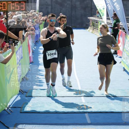 10.08.2025 - GEWOBA Citytriathlon Bremen H.Heesch http://msf.ph/oto/8554272 10.08.2025 14:07:56 Ziel 614, 919, 1028 meine-sportfotos.de