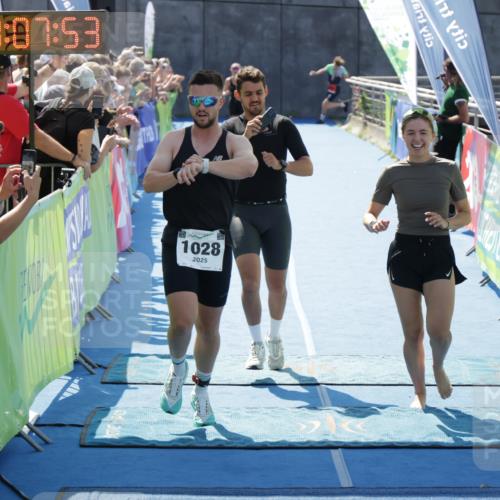 10.08.2025 - GEWOBA Citytriathlon Bremen H.Heesch http://msf.ph/oto/8554274 10.08.2025 14:07:57 Ziel 919, 1028 meine-sportfotos.de