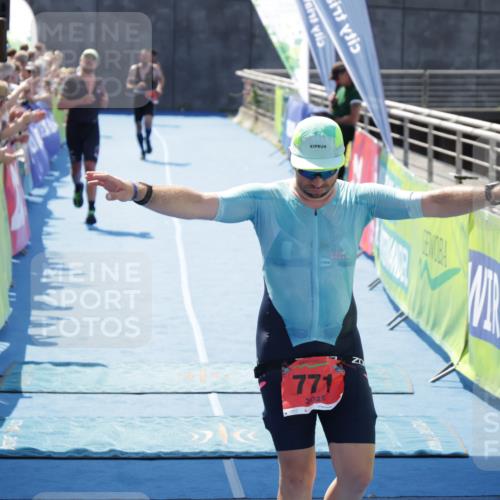 10.08.2025 - GEWOBA Citytriathlon Bremen H.Heesch http://msf.ph/oto/8554337 10.08.2025 14:08:27 Ziel 751, 771 meine-sportfotos.de