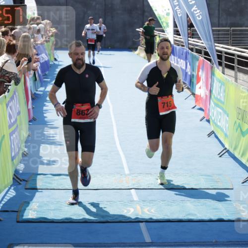 10.08.2025 - GEWOBA Citytriathlon Bremen H.Heesch http://msf.ph/oto/8554399 10.08.2025 14:09:01 Ziel 715, 857, 863 meine-sportfotos.de