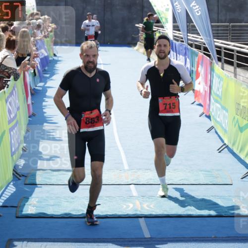 10.08.2025 - GEWOBA Citytriathlon Bremen H.Heesch http://msf.ph/oto/8554402 10.08.2025 14:09:01 Ziel 715, 857, 863 meine-sportfotos.de