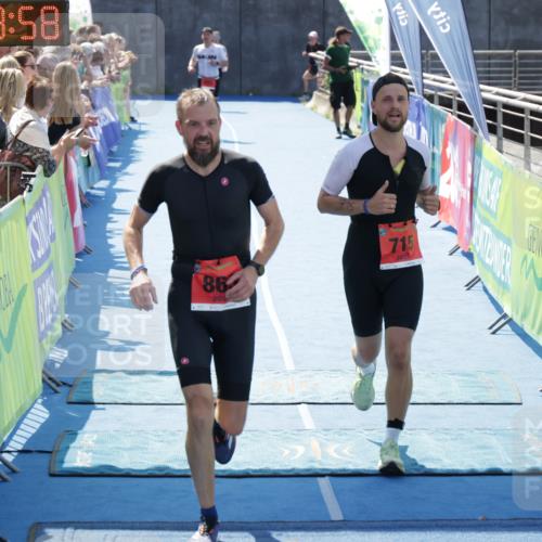 10.08.2025 - GEWOBA Citytriathlon Bremen H.Heesch http://msf.ph/oto/8554405 10.08.2025 14:09:01 Ziel 715, 857, 863 meine-sportfotos.de