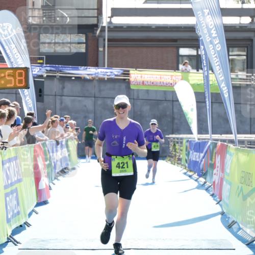 10.08.2025 - GEWOBA Citytriathlon Bremen H.Heesch http://msf.ph/oto/8554424 10.08.2025 15:51:02 Ziel 140, 419, 421 meine-sportfotos.de