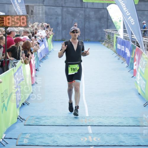 10.08.2025 - GEWOBA Citytriathlon Bremen H.Heesch http://msf.ph/oto/8554445 10.08.2025 15:19:01 Ziel 195, 281 meine-sportfotos.de