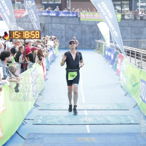 10.08.2025 - GEWOBA Citytriathlon Bremen H.Heesch http://msf.ph/oto/8554451 10.08.2025 15:19:02 Ziel 195, 263, 281 meine-sportfotos.de