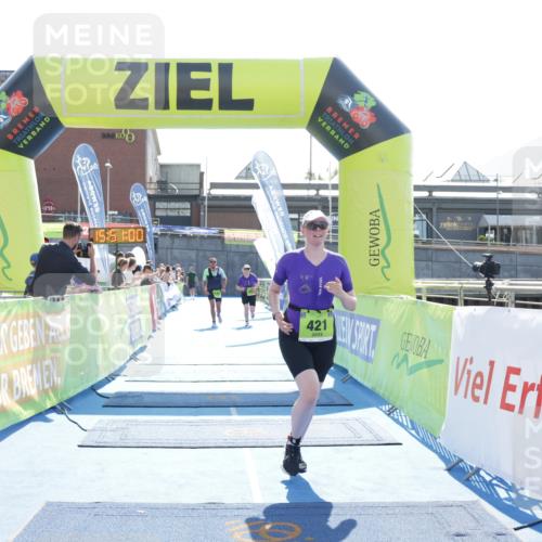 10.08.2025 - GEWOBA Citytriathlon Bremen H.Heesch http://msf.ph/oto/8554484 10.08.2025 15:51:04 Ziel 140, 419, 421 meine-sportfotos.de