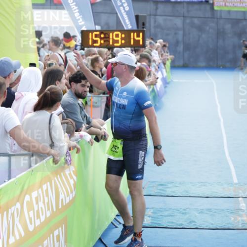 10.08.2025 - GEWOBA Citytriathlon Bremen H.Heesch http://msf.ph/oto/8554515 10.08.2025 15:19:18 Ziel 252 meine-sportfotos.de