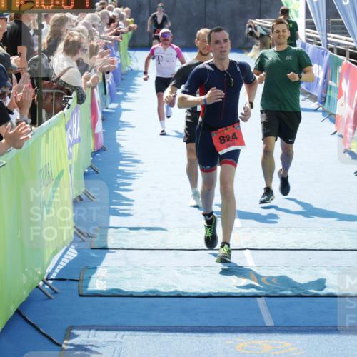 10.08.2025 - GEWOBA Citytriathlon Bremen H.Heesch http://msf.ph/oto/8554546 10.08.2025 14:10:08 Ziel 647, 824, 1015 meine-sportfotos.de