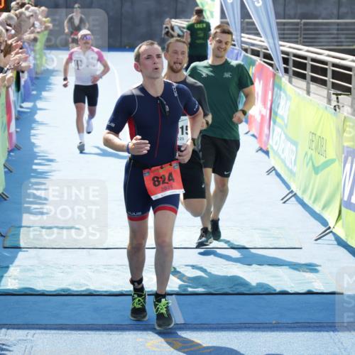10.08.2025 - GEWOBA Citytriathlon Bremen H.Heesch http://msf.ph/oto/8554554 10.08.2025 14:10:08 Ziel 647, 824, 1015 meine-sportfotos.de