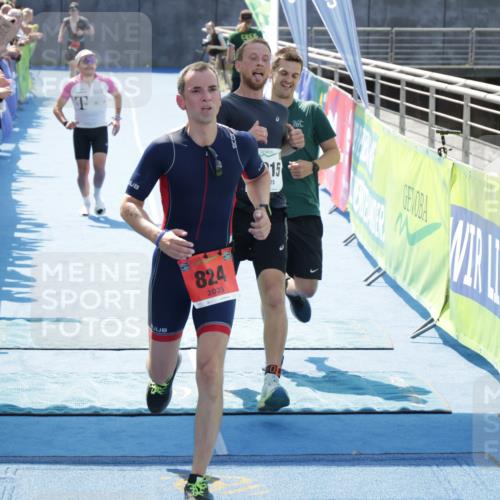 10.08.2025 - GEWOBA Citytriathlon Bremen H.Heesch http://msf.ph/oto/8554557 10.08.2025 14:10:09 Ziel 824, 1015 meine-sportfotos.de