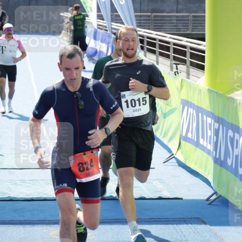 10.08.2025 - GEWOBA Citytriathlon Bremen H.Heesch http://msf.ph/oto/8554559 10.08.2025 14:10:09 Ziel 824, 1015 meine-sportfotos.de