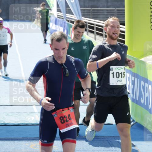 10.08.2025 - GEWOBA Citytriathlon Bremen H.Heesch http://msf.ph/oto/8554562 10.08.2025 14:10:09 Ziel 824, 1015 meine-sportfotos.de